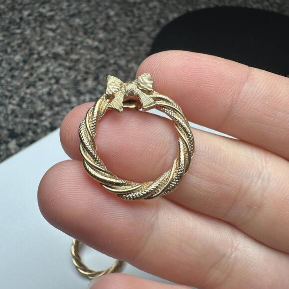 Avon Gold Tone Christmas Holiday Wreath With Bow Pierced Earrings Signed - Picture 2 of 8